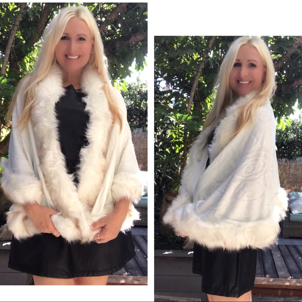 ❄️Winter White Faux Fur Trim Cape🌟